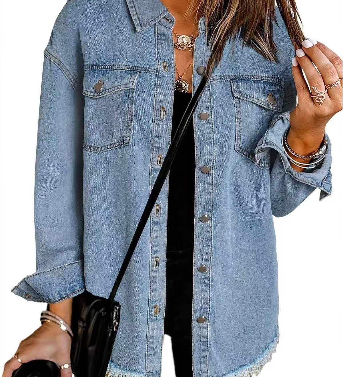 Modra denim jakna Marija od Mila Ljubljana, trajnostni in sodoben kos za vsakodnevno rabo, prikazana na sliki.
