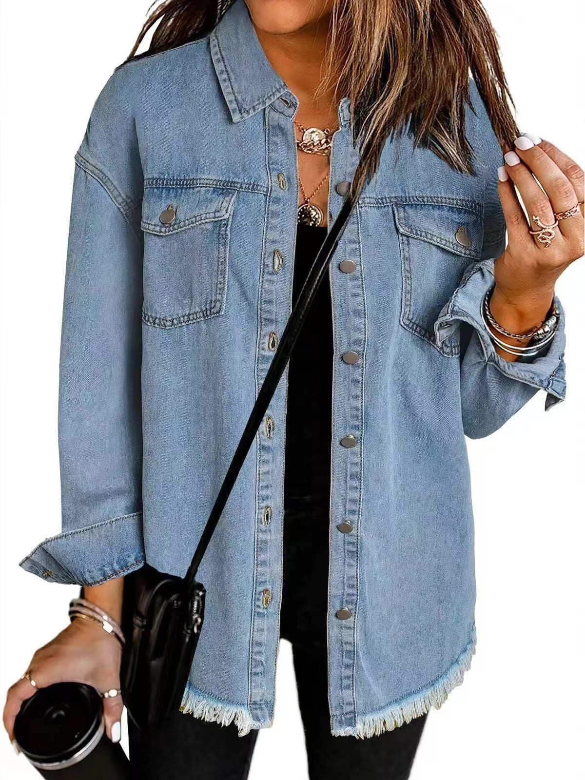 Modra denim jakna Marija od Mila Ljubljana, trajnostni in sodoben kos za vsakodnevno rabo, prikazana na sliki.