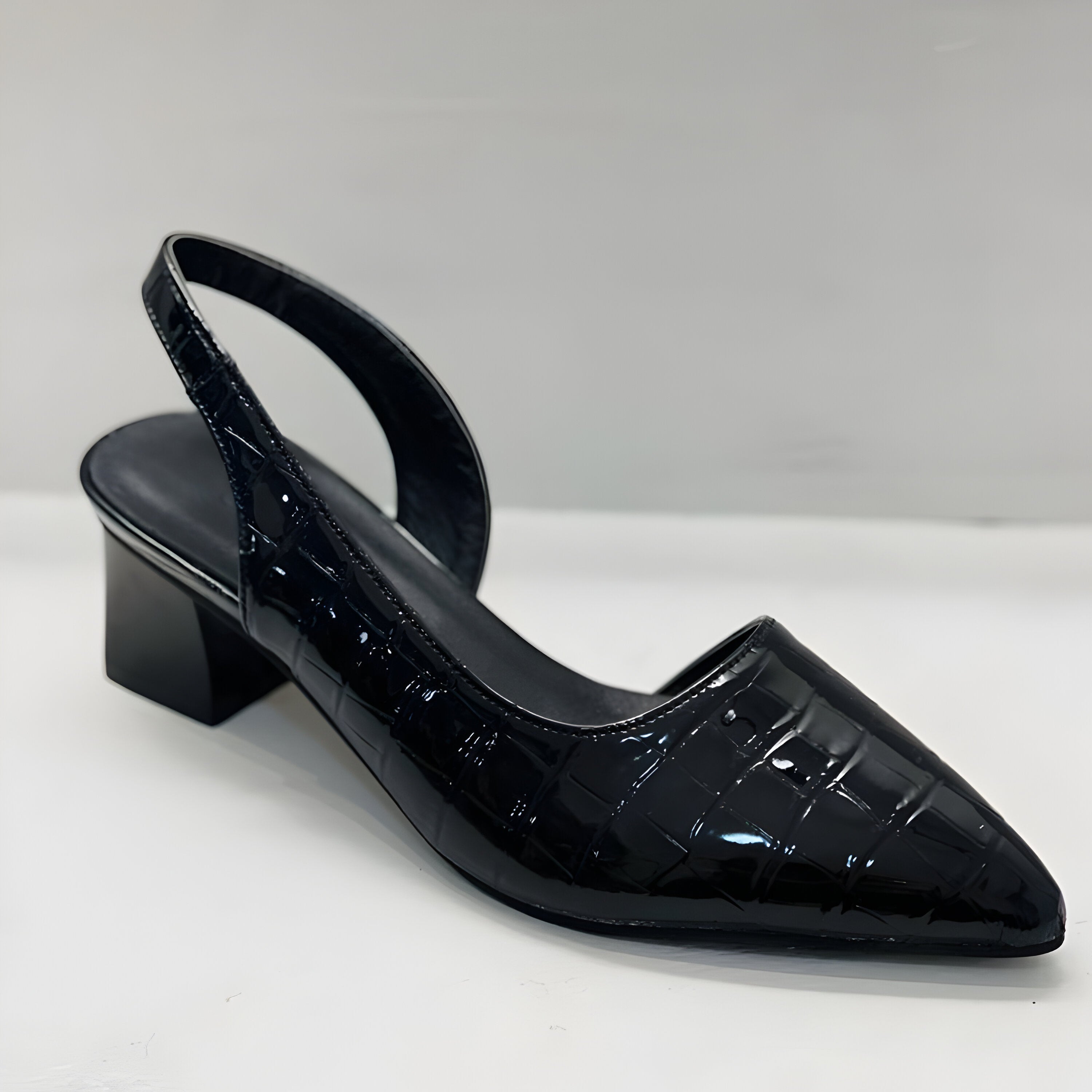 Udobni in elegantni petki Alma Ljubljana, Clara, prikazani na modeli, v svetleči in udobni tkanini, primerna za vsakdan.