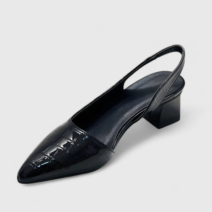 Elegantni črni petki Alma Ljubljana Begoña, stilni in udobni za vsakodnevno nošenje na beli podlagi