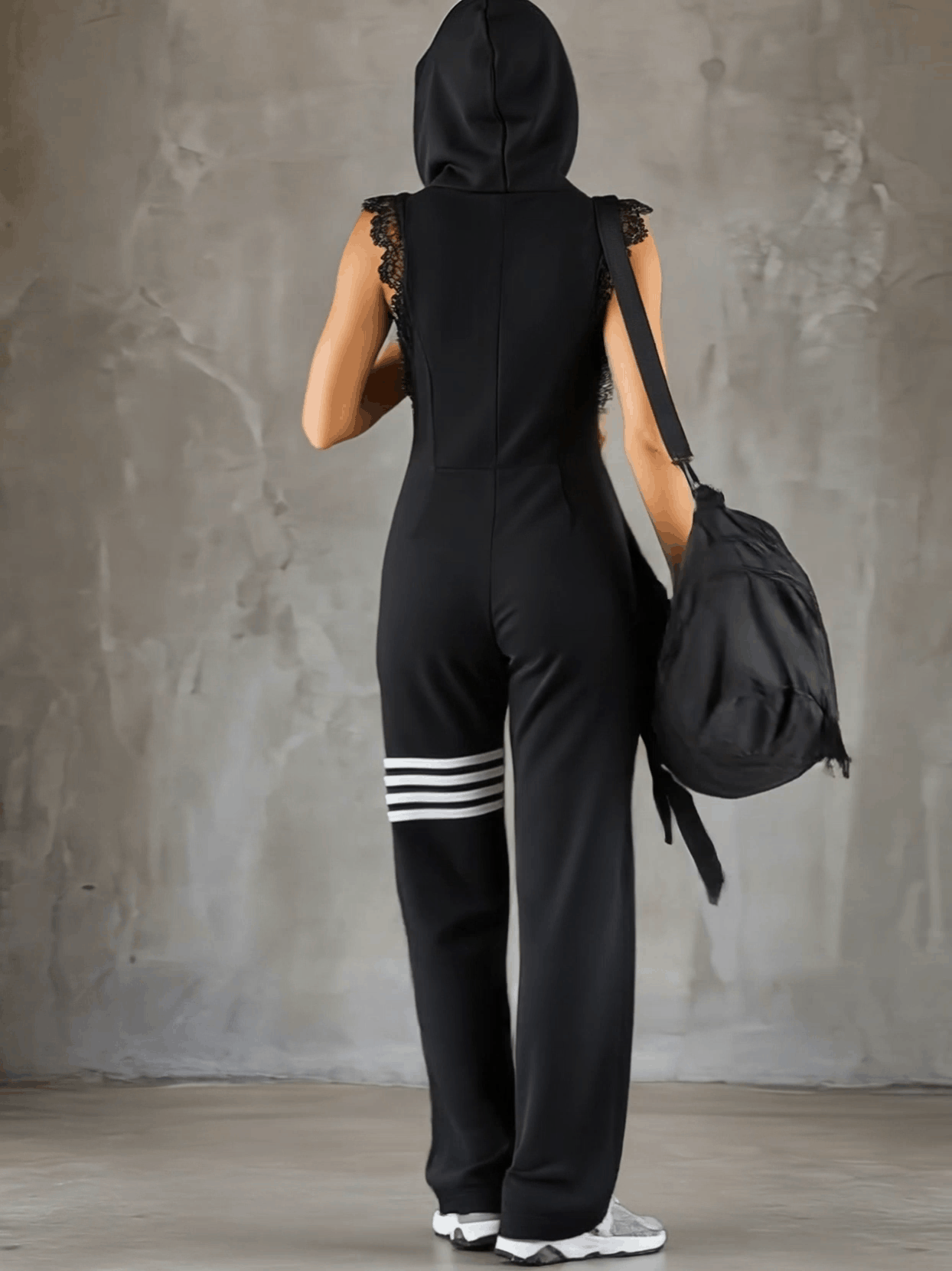 Retro športni jumpsuit Alma Ljubljana Renata, modre barve, s športnim krojem, prikazan na modelu