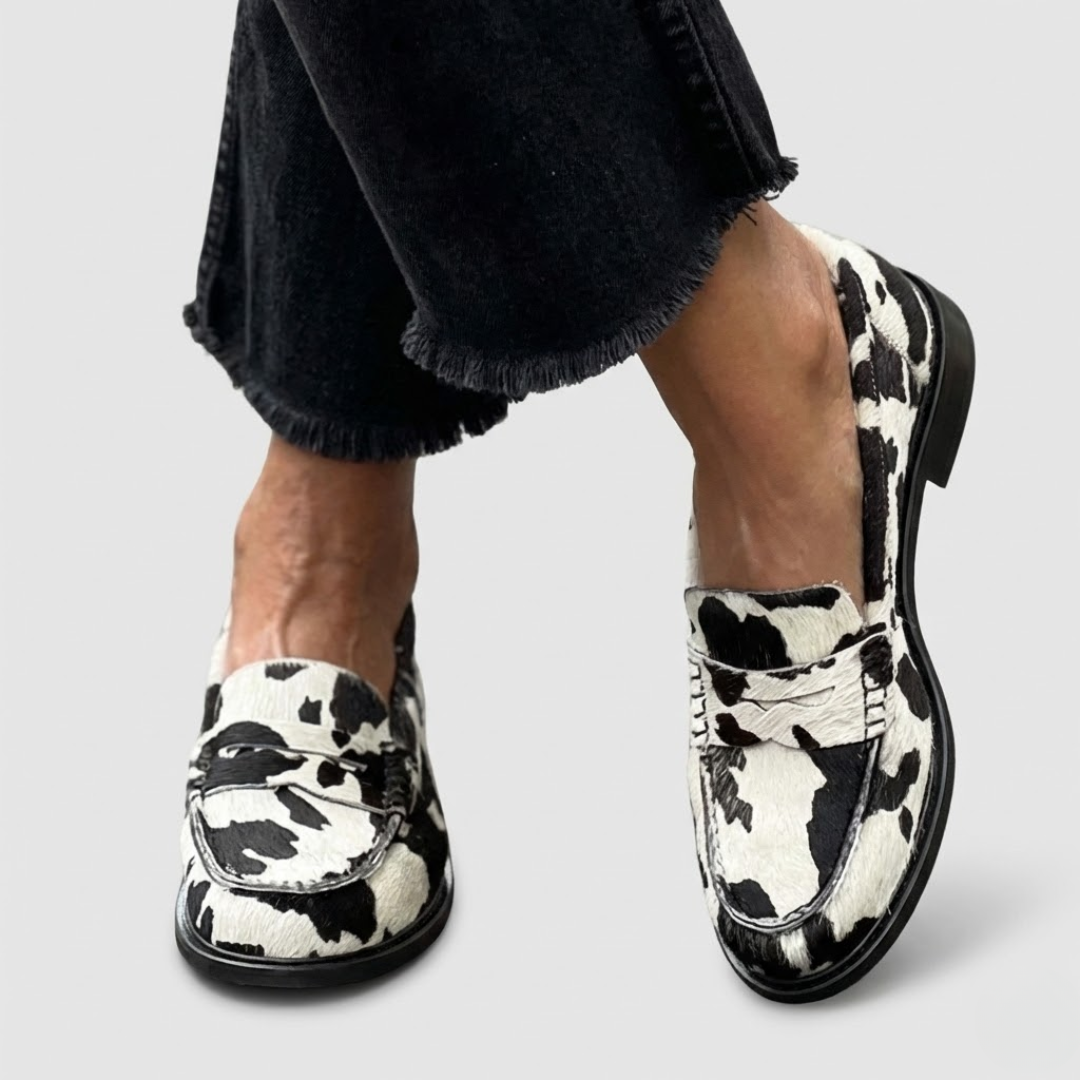 Mokasini Zebra Veerle™ Alma Ljubljana, elegantni čevlji s črno-bežnim zebra vzorcem, usnjeni, za žensko uporabo.