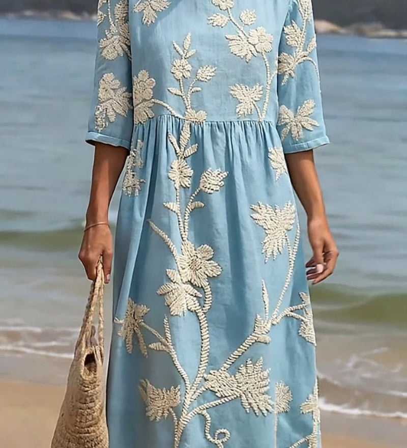 Ženska sproščena cvetlična obleka Alma Ljubljana, vintage stil, prikazana na modelu, lahkotna in udobna za poletje.
