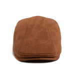 Alma Ljubljana klasična suede beret v bež barvi, prikazana na glavi modela, elegantna in modna pokrivala za glavo.