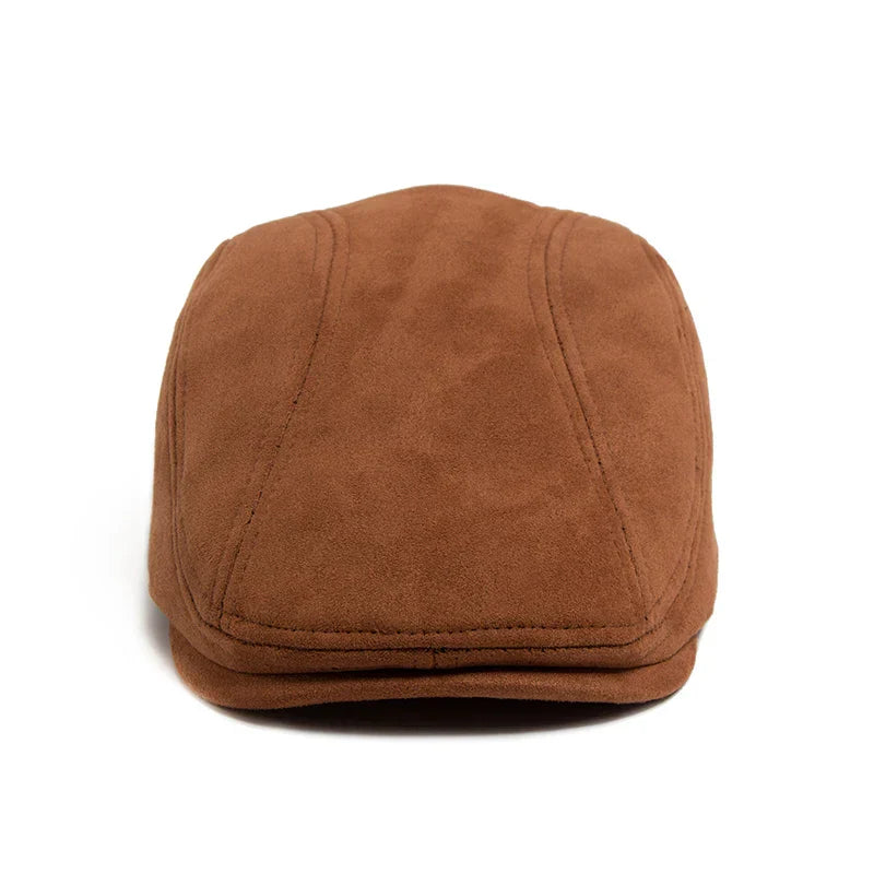 Alma Ljubljana klasična suede beret v bež barvi, prikazana na glavi modela, elegantna in modna pokrivala za glavo.