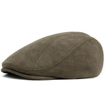 Alma Ljubljana klasična suede beret v rjavi barvi, prikazana na sliki. Elegantna ženska klobučevina za vsakodnevno uporabo.