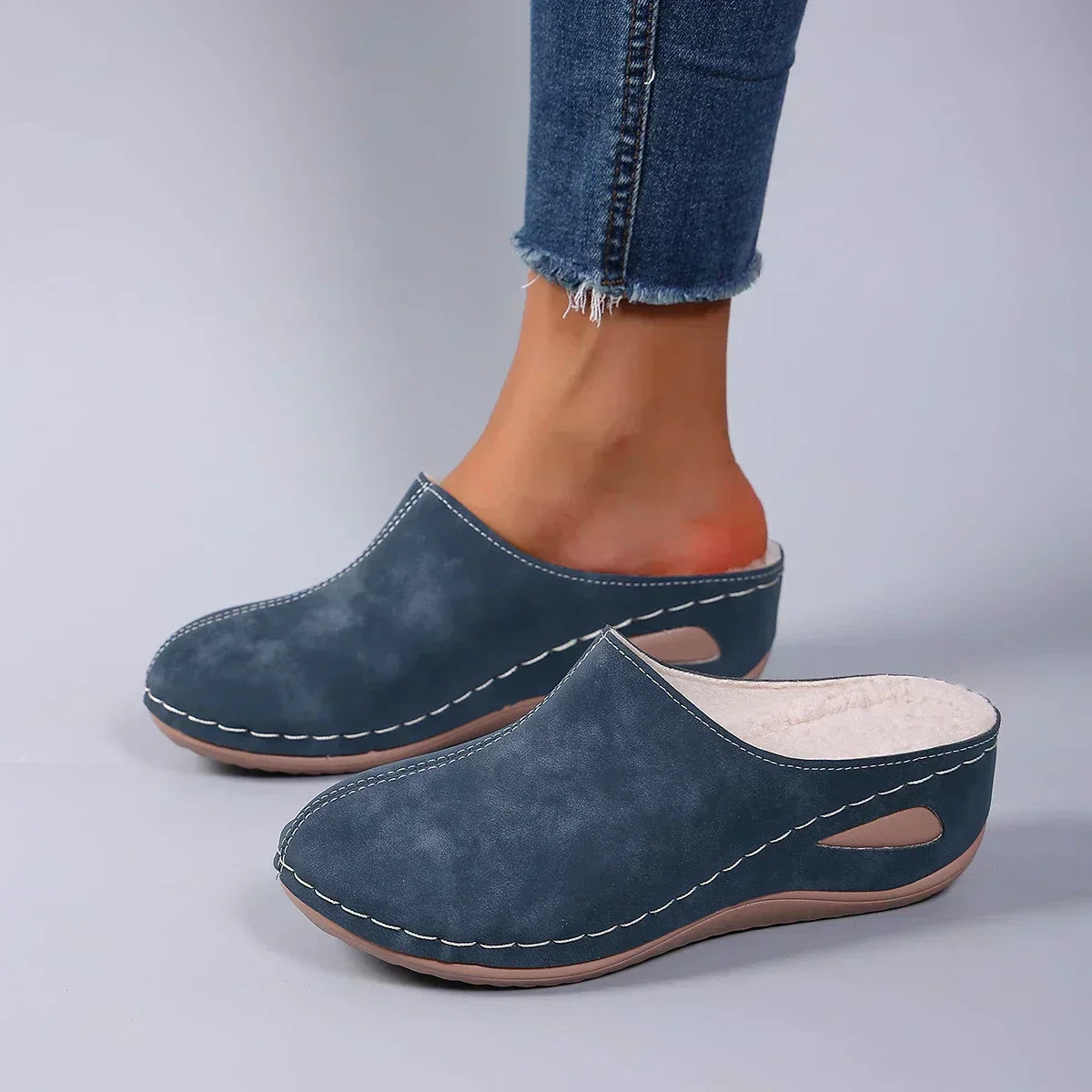 Ortopedski copati Alma Ljubljana za mare, udobni in podpirajoči copati za boljšo hojo in počutje.