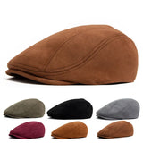 Alma Ljubljana Alma™ klasična suede beret v bež barvi, prikazana na modelu, elegantna in modna pokrivala za ženske.