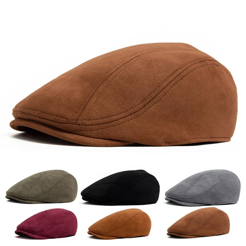 Alma Ljubljana Alma™ klasična suede beret v bež barvi, prikazana na modelu, elegantna in modna pokrivala za ženske.