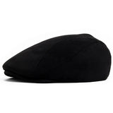 Alma Ljubljana klasična suede beret, modna ženska klobuk z zaobljenim oblikovanjem in eleganco, v sliki na beli podlagi.
