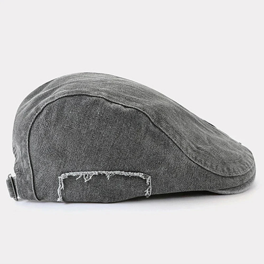 Modra denim kapa Alma™ Alma Ljubljana s klasičnim dizajnom in udobnim prileganjem, primerna za vsakdanjo uporabo.