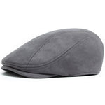 Alma Ljubljana klasična suede beret, modni ženski klobuk iz usnja, prikazan na sliki v nevtralnih barvah.