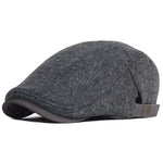 Premium moška beret Alma Ljubljana, elegantna in mehka, prikazana na sliki.