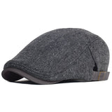 Premium moška beret Alma Ljubljana, elegantna in mehka, prikazana na sliki.