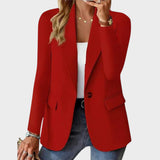 Elegantna blazerica Mila Ljubljana Ema, sodobnega kroja, v sivi barvi, prikazana na modelu na beli podlagi.