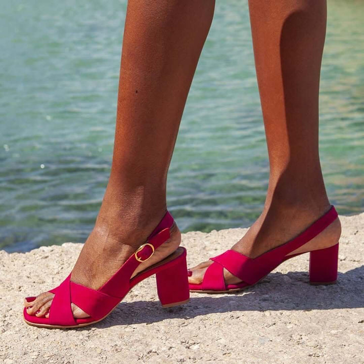 Slingback sandali iz semiša z prepletenimi trakovi in blok peto