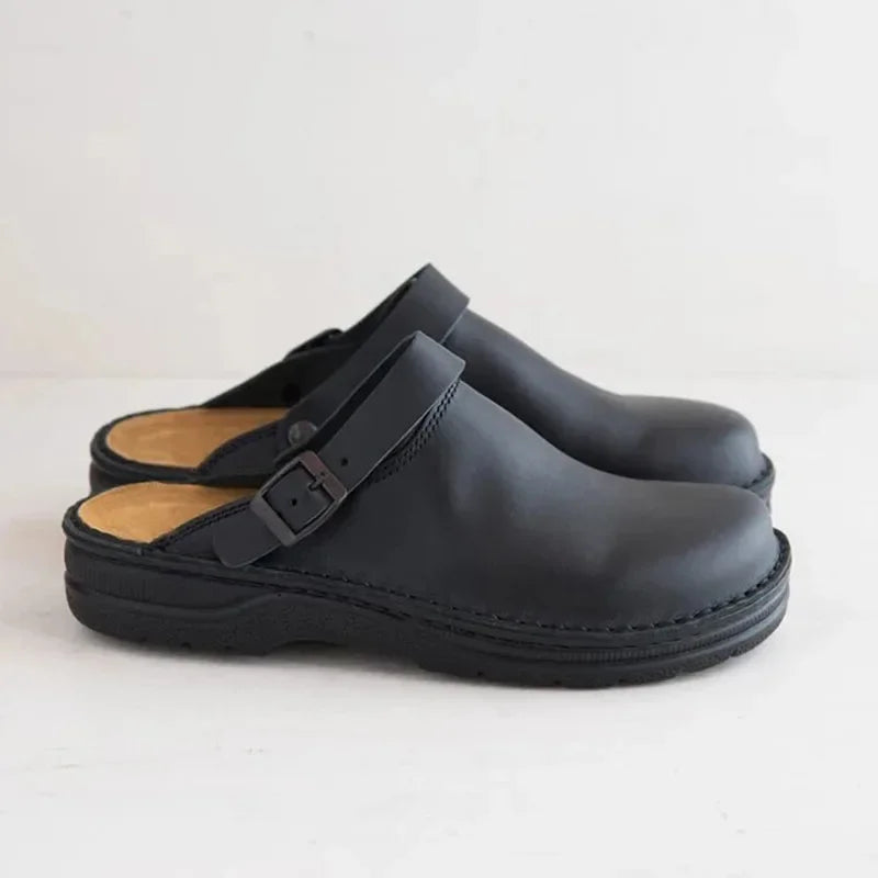 Stilsk casual slip-on Alma Ljubljana iz kolekcije Maayke, enostaven za obuvanje, v elegantni črni barvi.