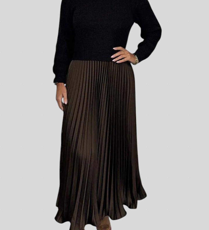 Gabriella plisirana obleka s puloverjem, Mila Ljubljana, prikazana na sliki, v elegantni in udobni kombinaciji.