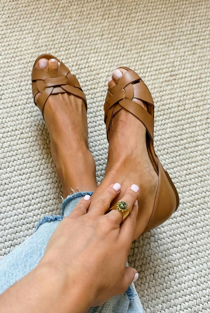Pletene balerinke peep toe iz umetnega usnja s križnimi trakovi in zaprto peto