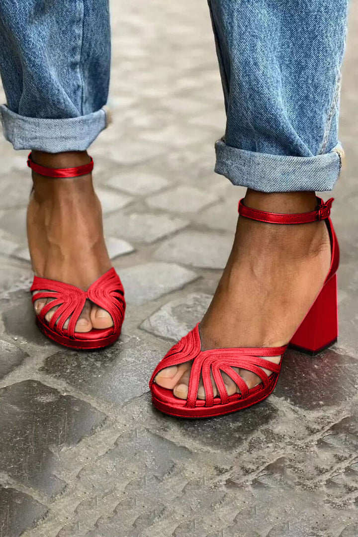 Široki peep toe čevlji v barvnem bloku z elegantnim sijajem in gležnjarjem