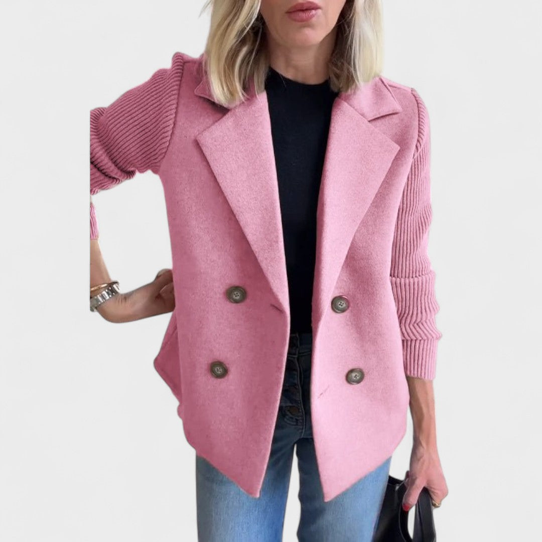 Elegantni sako Mila Ljubljana Valentina z pletenimi rokavi, sodoben in stilskega izgleda, prikazan na modelu.