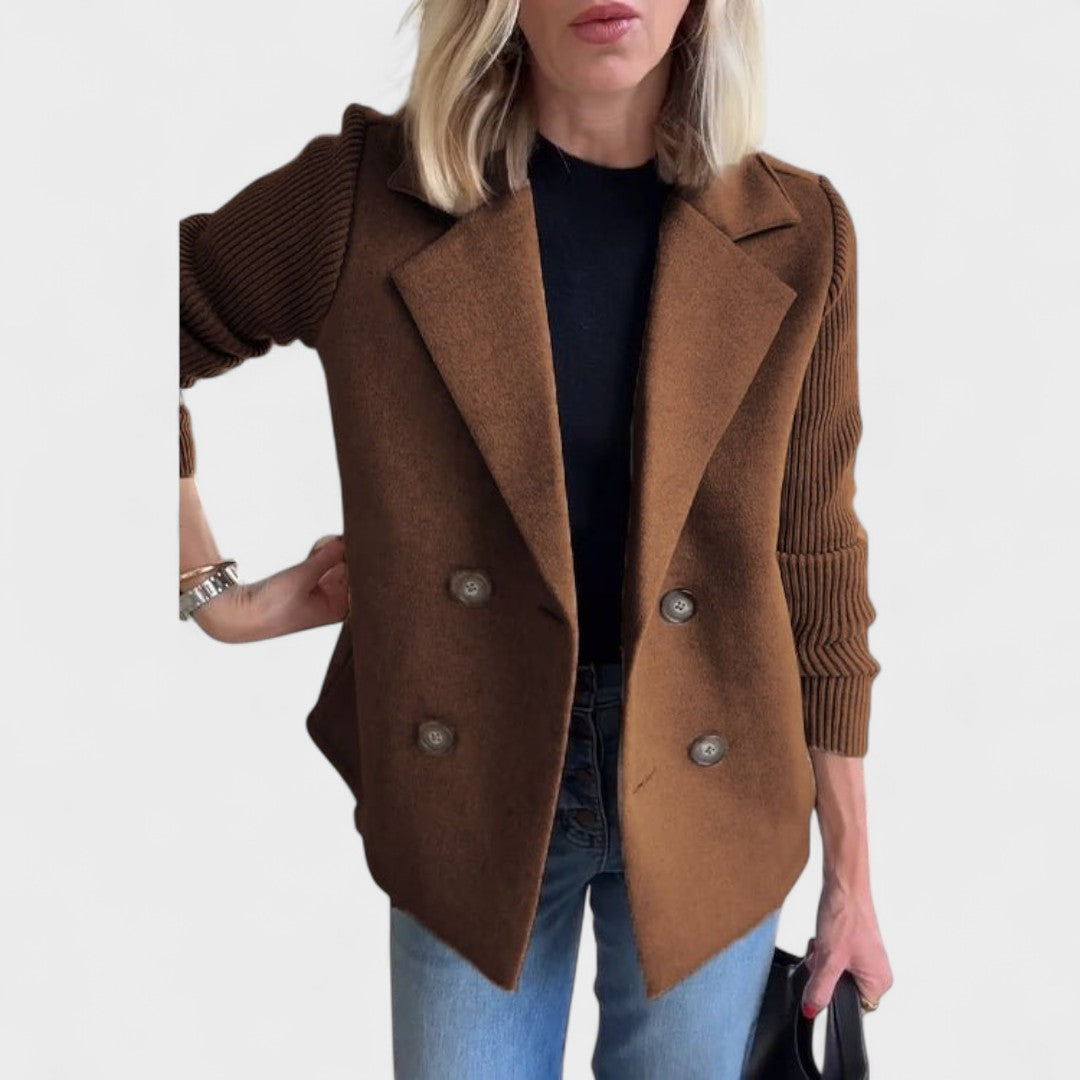 Elegantno črn sako Mila Ljubljana Valentina z pletenimi rokavi, sodoben in stiliran ženski blazer.