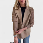 Elegantni sako Mila Ljubljana Valentina z pletenimi rokavi, modna in sofisticirana oprava za vsak dan