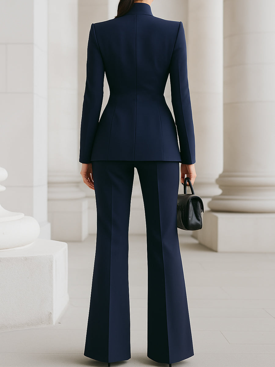 Elegantni blazer in hlače Alma Ljubljana Solenne set, modno oblikovanje in kakovostni materiali, prikaz v celoti.
