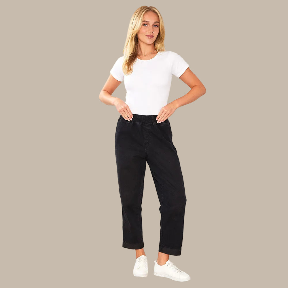 Udobne črne traperice Kia znamke Mila Ljubljana, prilegajoče se, casual stil, prikazane na modelu.