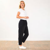 Udobne črne traperice Kia podjetja Mila Ljubljana, casual stil, prikazane na modelu.