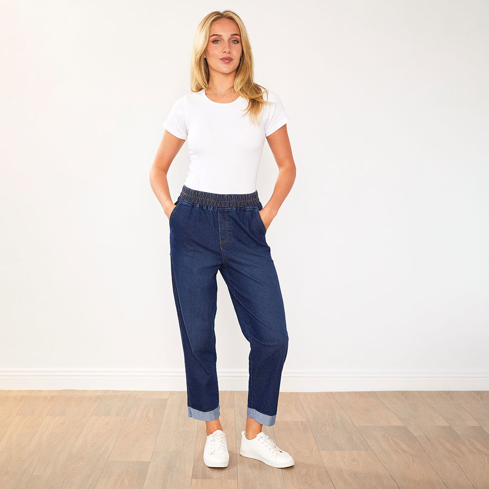 Modre kavbojke Kia Denim Mila Ljubljana, casual hlače iz trpežnega denima z žepi in ravnim krojem, za vsakodnevno uporabo.