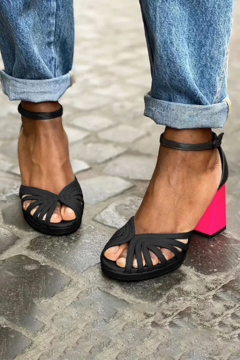 Široki peep toe čevlji v barvnem bloku z elegantnim sijajem in gležnjarjem