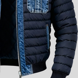 Nikola – klasična dvostruka denim jakna Mila Ljubljana, modra, z gumbi in žepa, na modelu na belem ozadju.
