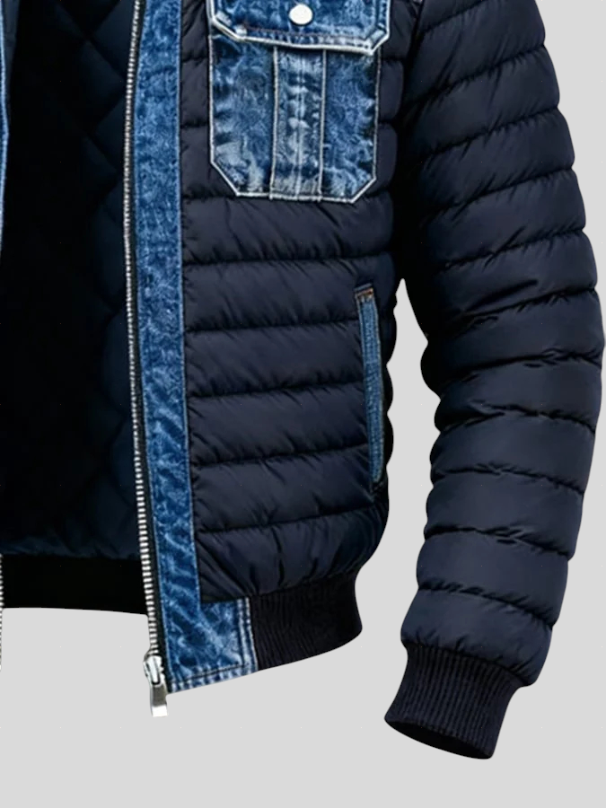 Nikola – klasična dvostruka denim jakna Mila Ljubljana, modra, z gumbi in žepa, na modelu na belem ozadju.