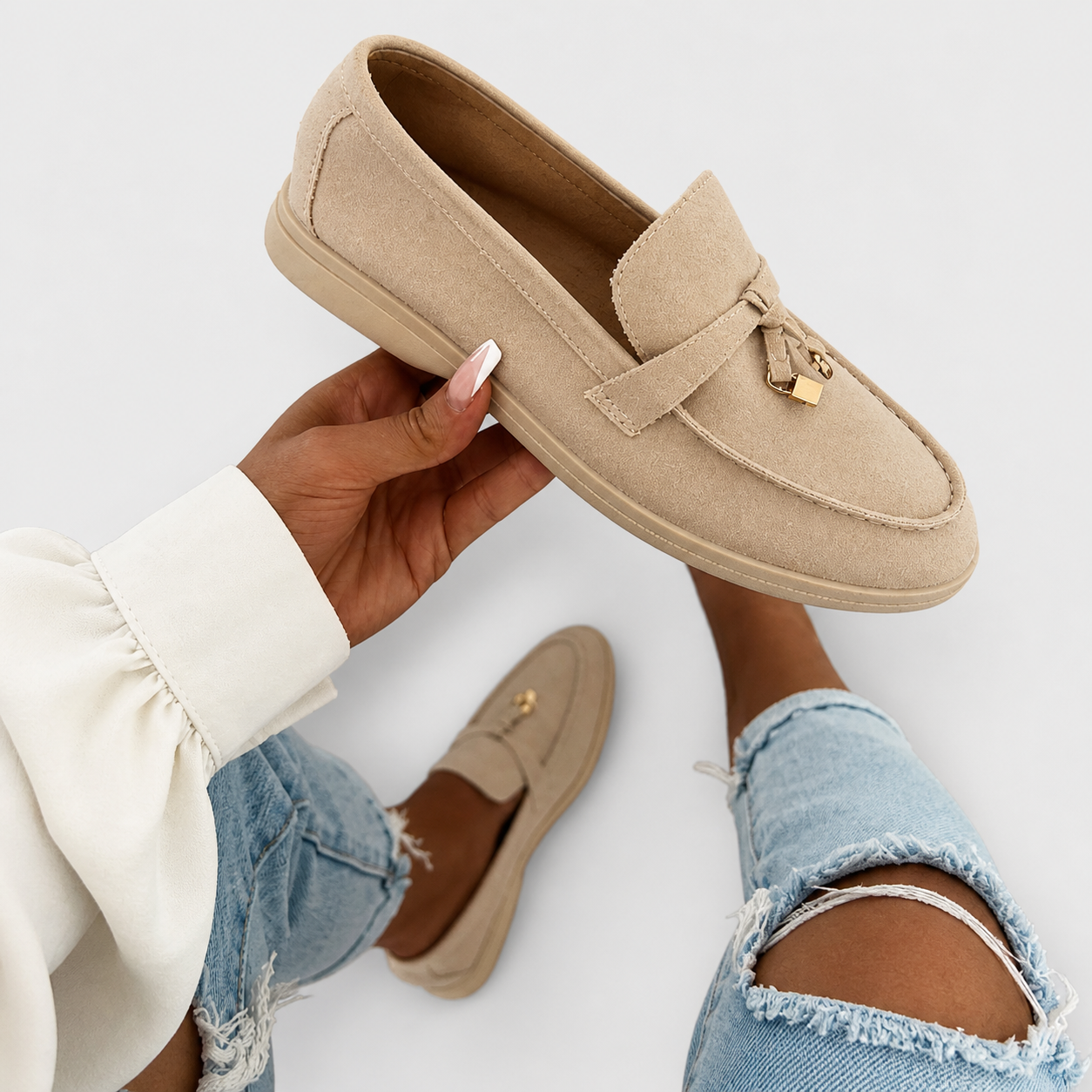Sabrina mokasini Alma Ljubljana, usnjeni čevlji za ženske, rjave barve, s svetlečim detajlom, prikazani na beli podlagi.