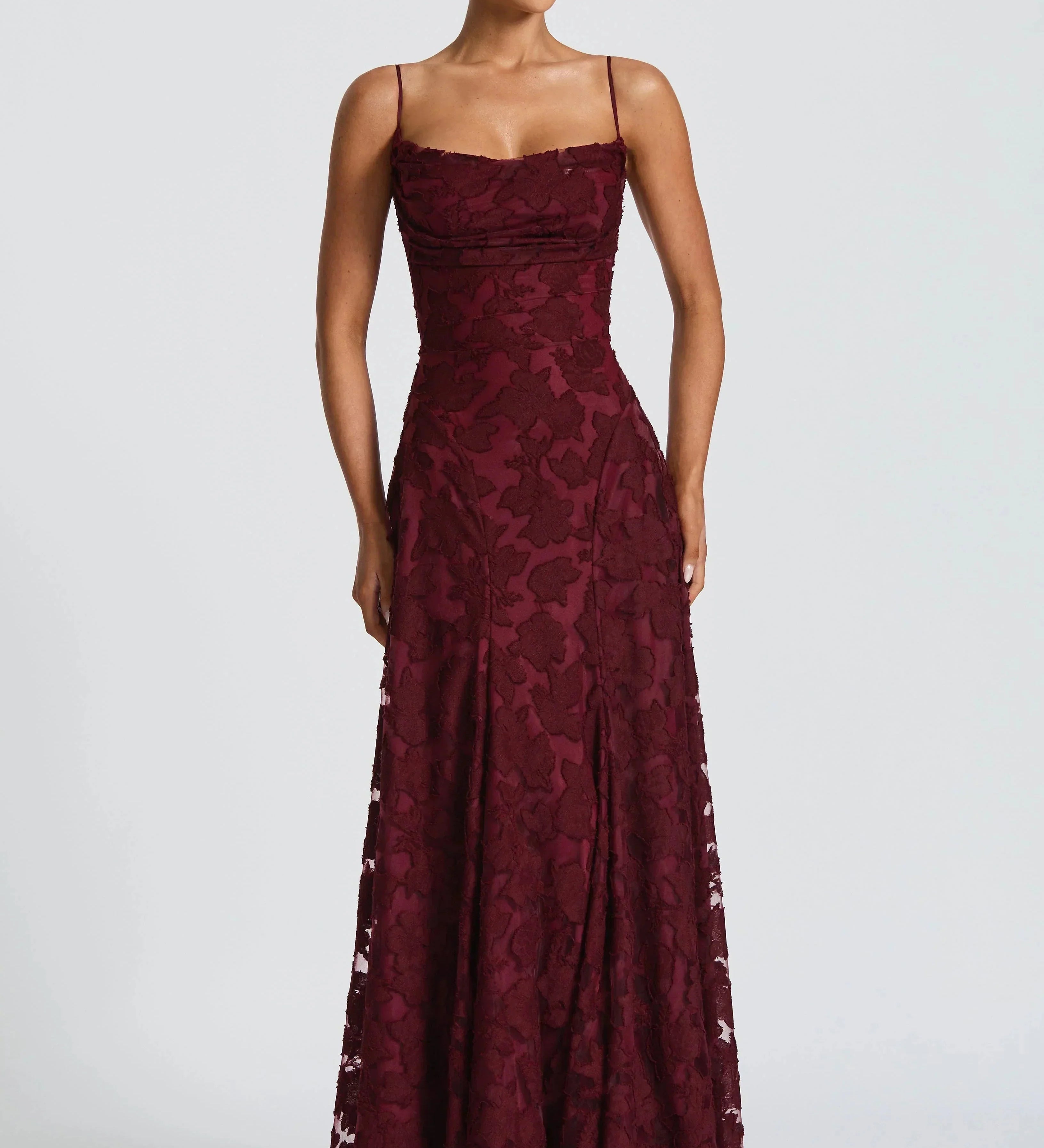 Elegantna maxi obleka Philomena v rdeči barvi z dolgimi rokavi in fine detajli, blagovna znamka Mila Ljubljana.