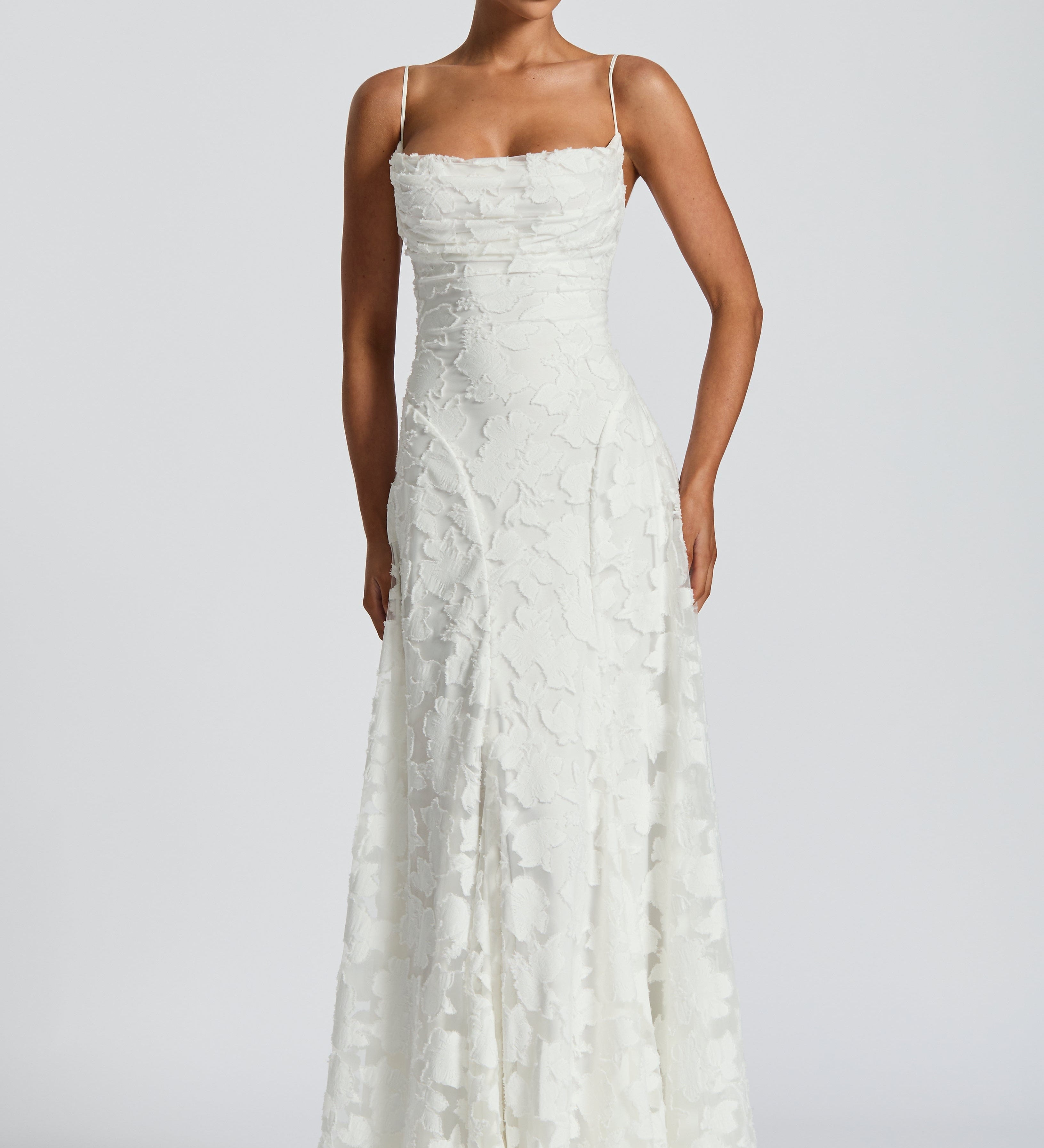 Elegantna bela maxi obleka Philomena iz Mila Ljubljana, z razkošnim krojem in finejšim materialom, prikazana na modelu.