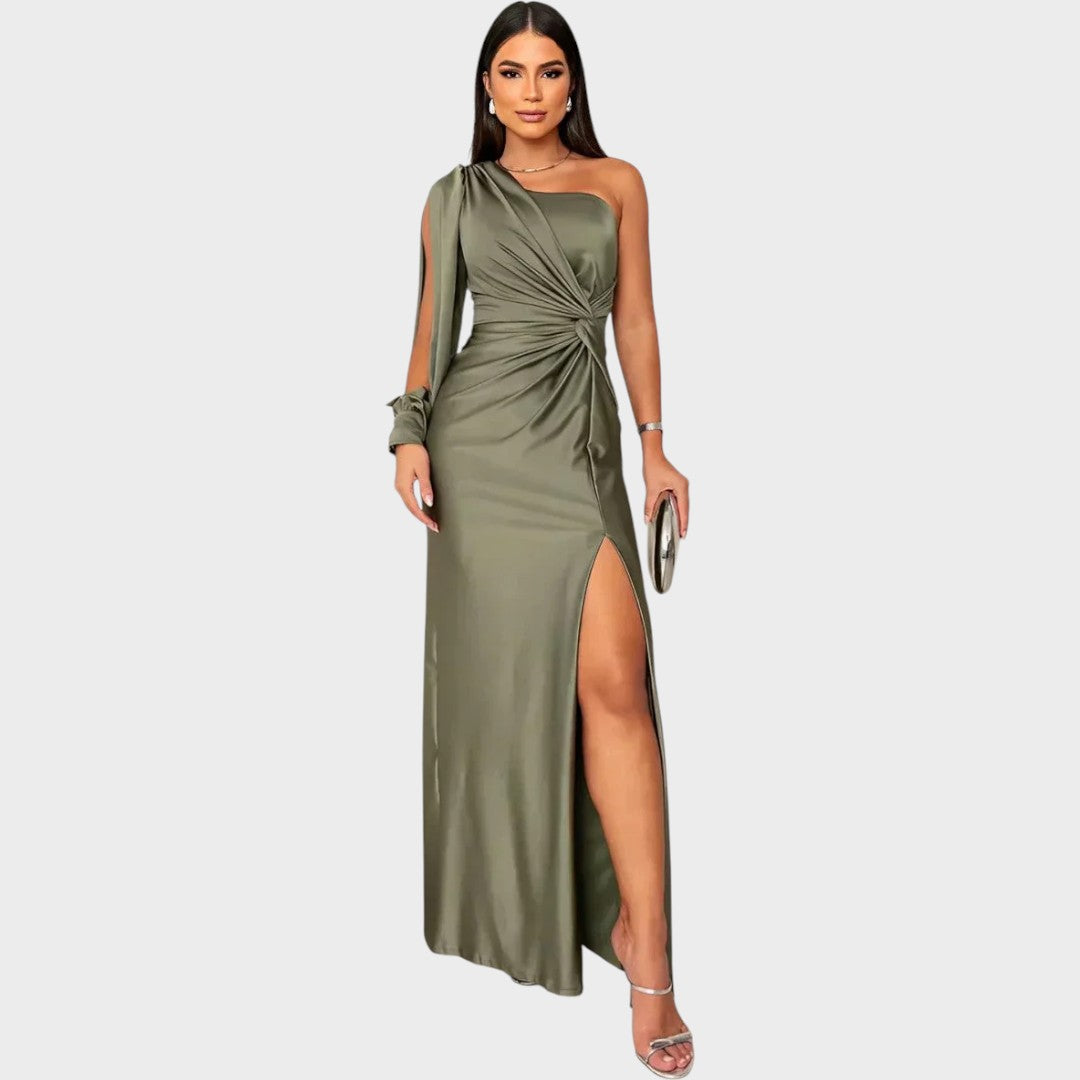 Zelena elegantna dolga obleka na eno ramo Mila Ljubljana, prikazana na modelu s poudarkom na drzni in stilski obleki.
