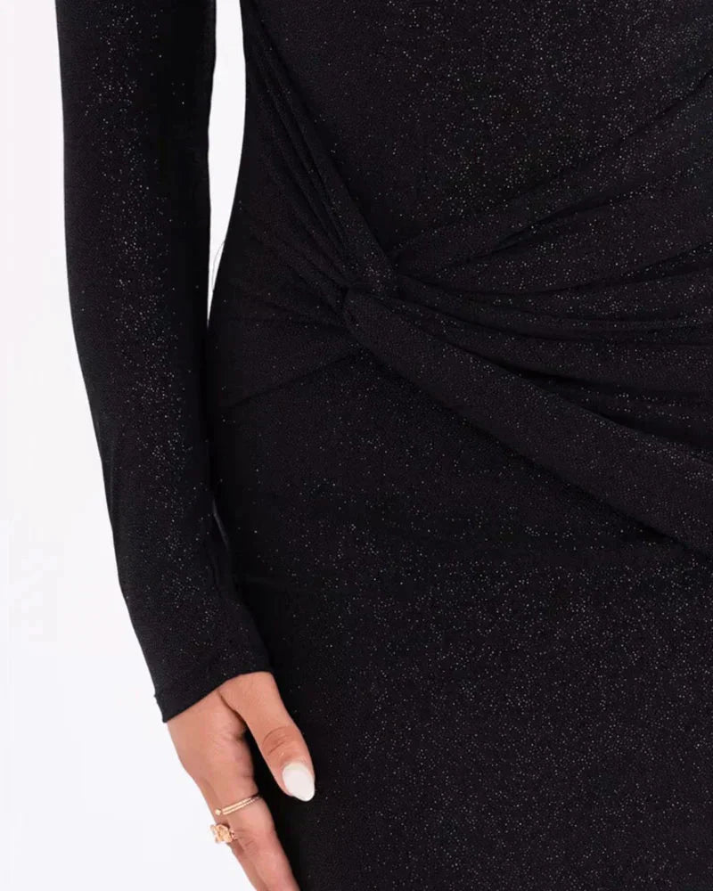 Alina – sijajna dolga obleka Mila Ljubljana, elegantna obleka z sijočim materialom in prilagojenim krojem.
