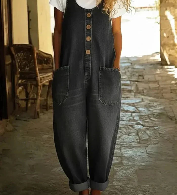 Lora™ vintage stil Latzhose Alma Ljubljana, modni kavbojki z naramnicami in vintage detail, prikazani na modelu.