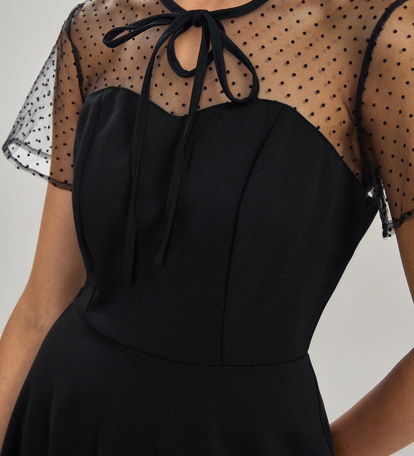 Črna prosojna mini obleka Mila Ljubljana, ženska, knit polyester, midi dolžina, elegantno in modno oblačilo.