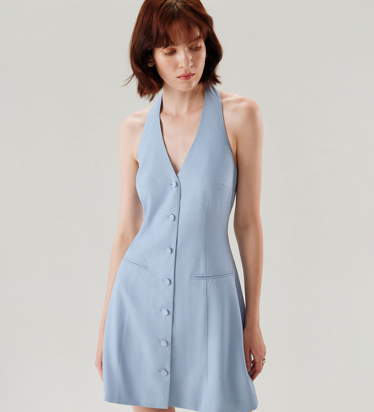 Modra mini halter obleka Mila Ljubljana, ženska obleka iz tkanega poliestra, prikazana na modelu.