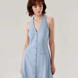 Modra mini halter obleka Mila Ljubljana, ženska obleka iz tkanega poliestra, prikazana na modelu.