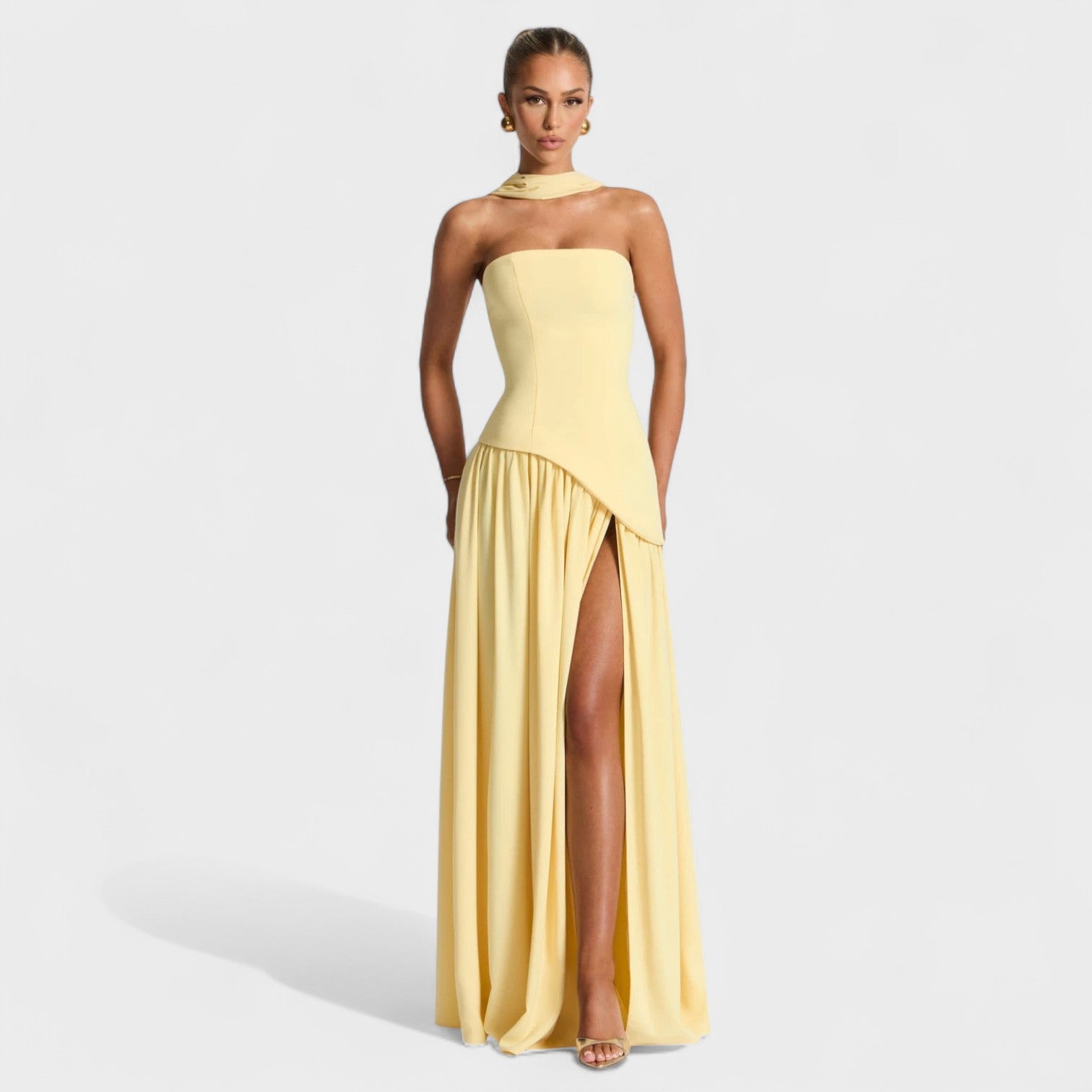 Elegantna rumena gala obleka Nadia Mila Ljubljana, s nežnim krojem in fine detajli, prikazana na modelu.